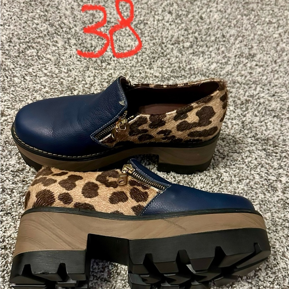 100% Argentinian leather, hand made, brand new, leopard and blue color.